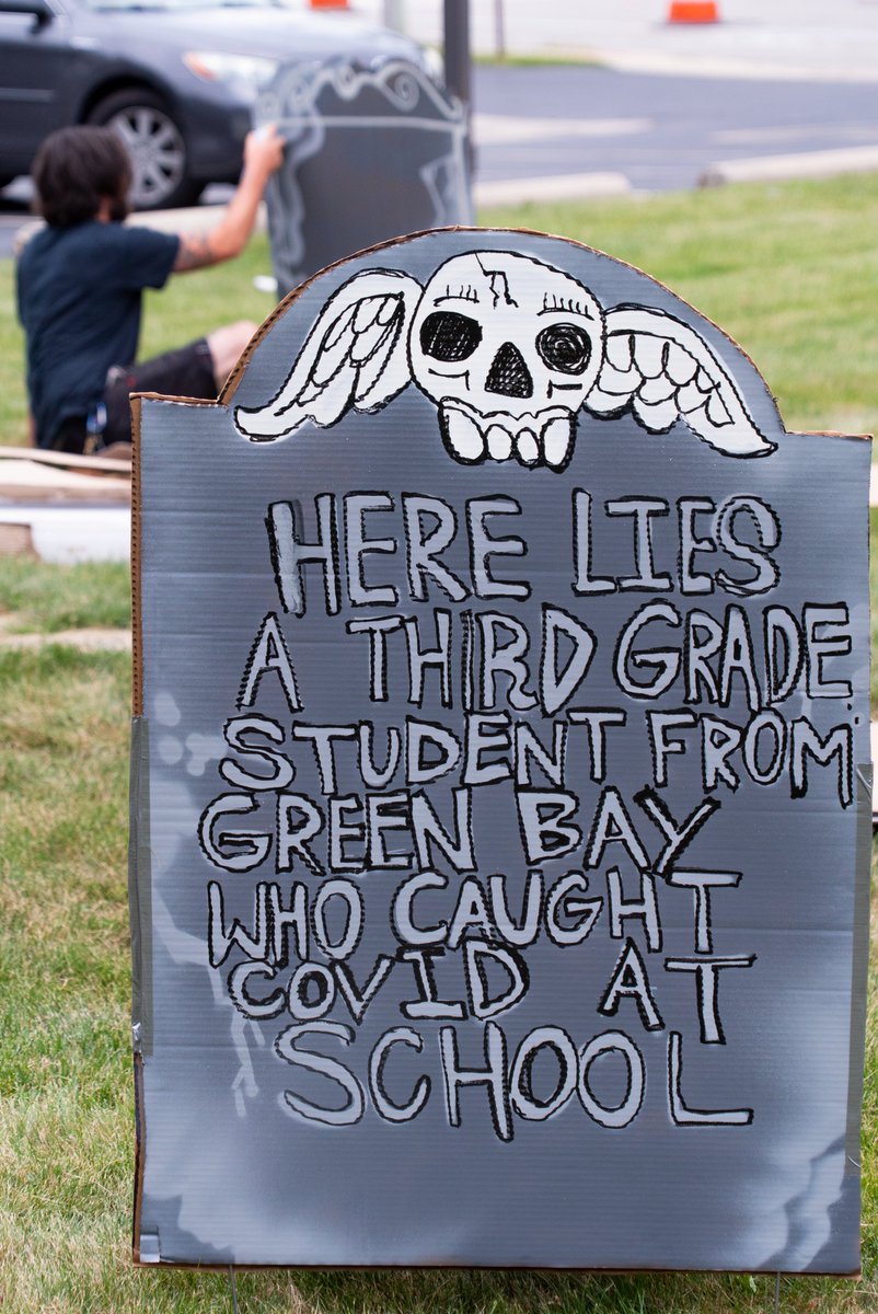 MTEAunion's tweet image. TODAY IS THE DAY! Students, teachers, parents, &amp;amp; communities across country are rising to #DemandSafeSchools! Art Teachers made gravestones for car caravan paying tribute to those whom undoubtedly will die if profits r placed over health. #EdEquityOrElse mtea.weac.org/2020/07/31/lab…