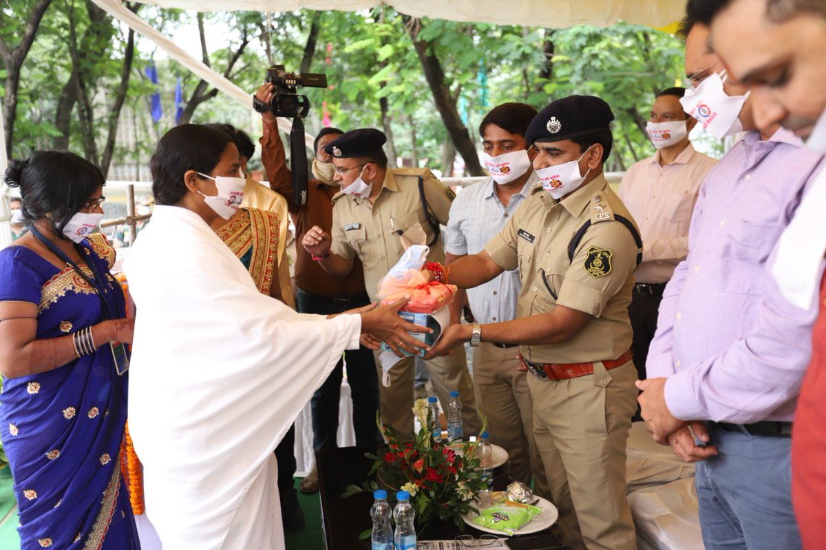 RaigarhPolice's tweet photo. शुक��रिया रायगढ़

छत्तीसगढ़ के रायगढ़ पुलिस के आह्वान पर रायगढ़वासियों के सहयोग से बना #कीर्तिमान, #रक्षाबंधन के दिन #एक_रक्षासूत्र_मास्क_का  जागरूकता के #महाअभियान में पुलिस द्वारा 12.37 लाख फेस मॉस्क बांटा गया 1/3

@GWR @LBR_KO @indiabookrecord 
@PMOIndia @ChhattisgarhCMO https://t.co/fECgVP9rmF