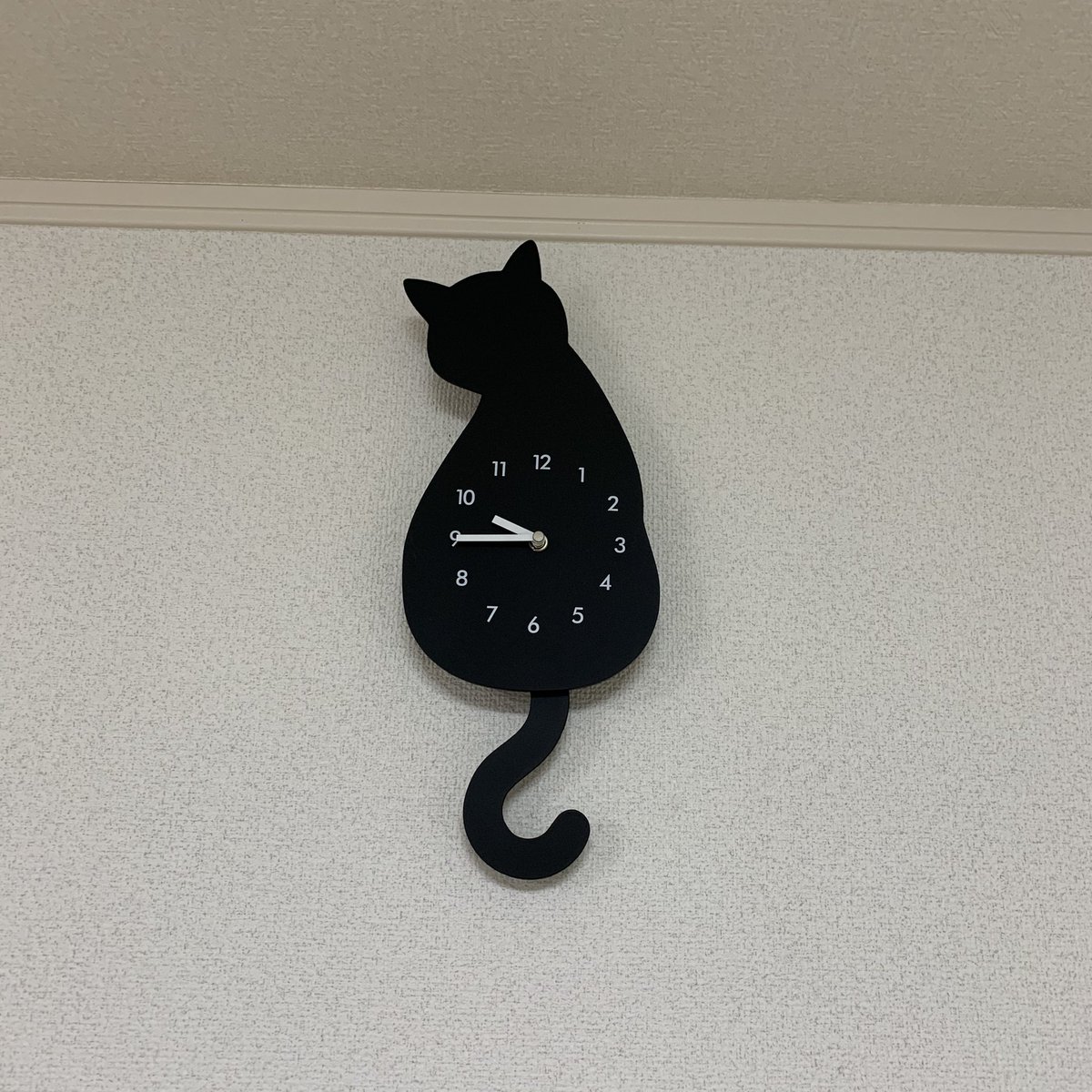 あかね うちの時計はニトリで買った しっぽを振る黒猫なんですが 壊れたのか ここ1年以上電池を変えてもずっとしっぽを振ってくれなかったのに 今回電池変えたら動き始めた なんだったんだ