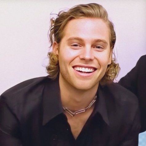 13 - Luke Hemmings