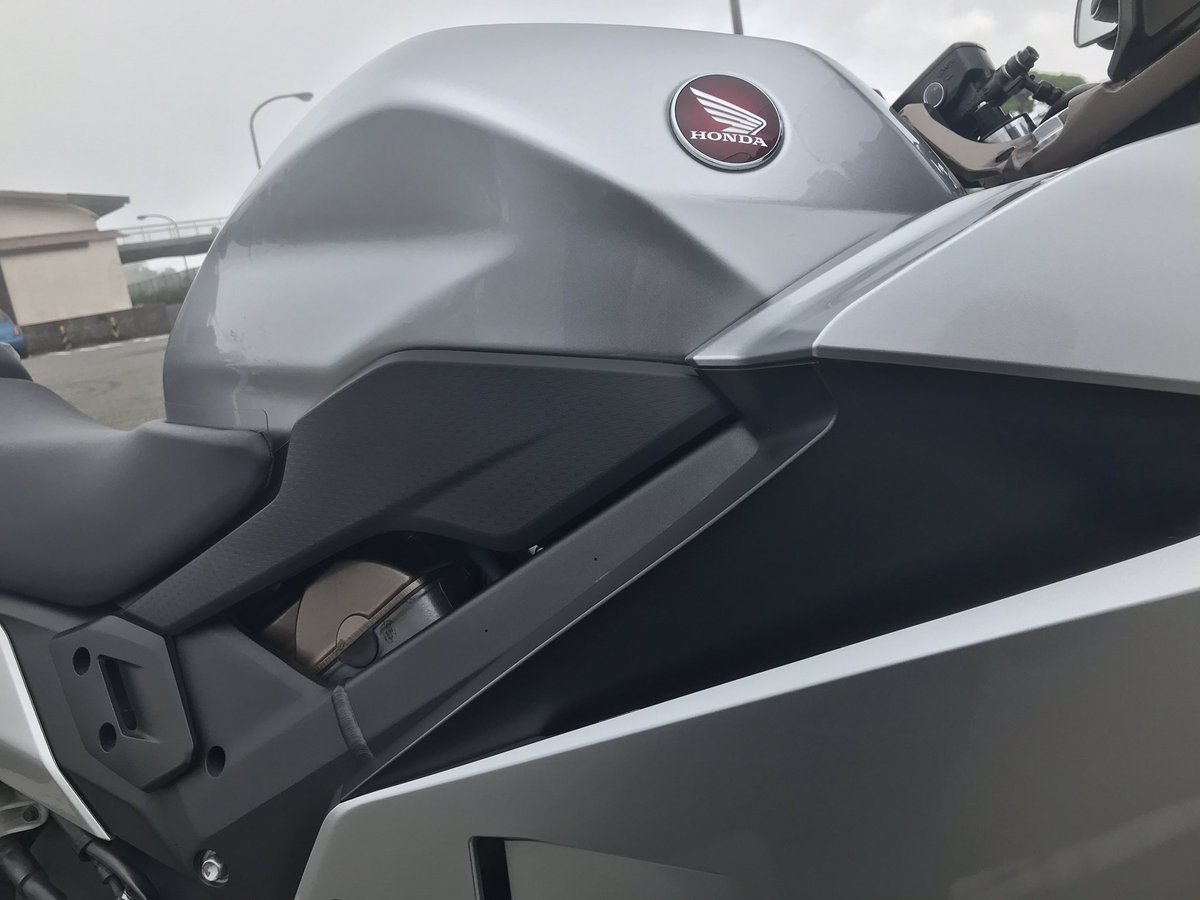 窪田浩一 Vfr800f は個人的には余り好きではないハイパーvtec搭載 でも流石に800ccのv4エンジン Cb400sf の様に低速トルクが細いという事はないし 充分トルクフル しかし もしvtecがなければもっと図太いトルクが味わえたと思うとそれを体験したかっ 窪田浩一 Vfr800f は個人的には余り好きではないハイパーvtec搭載 でも流石に800ccのv4エンジン Cb400sf の様に低速トルクが細いという事はないし 充分トルクフル しかし もしvtecがなければもっと図太いトルクが味わえたと思うとそれを体験したかっ