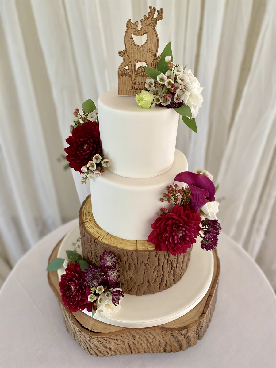 cakes_sharon's tweet photo. Such a pleasure to make Olja &amp; Paul's wedding cake today @ColtsfordMill  Beautiful fresh flowers by https://t.co/XsoHlzjVJv https://t.co/sbykcL5uyo
