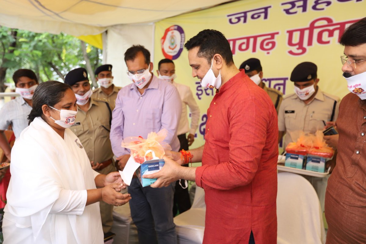 RaigarhPolice's tweet photo. शुक��रिया रायगढ़

छत्तीसगढ़ के रायगढ़ पुलिस के आह्वान पर रायगढ़वासियों के सहयोग से बना #कीर्तिमान, #रक्षाबंधन के दिन #एक_रक्षासूत्र_मास्क_का  जागरूकता के #महाअभियान में पुलिस द्वारा 12.37 लाख फेस मॉस्क बांटा गया 1/3

@GWR @LBR_KO @indiabookrecord 
@PMOIndia @ChhattisgarhCMO https://t.co/fECgVP9rmF