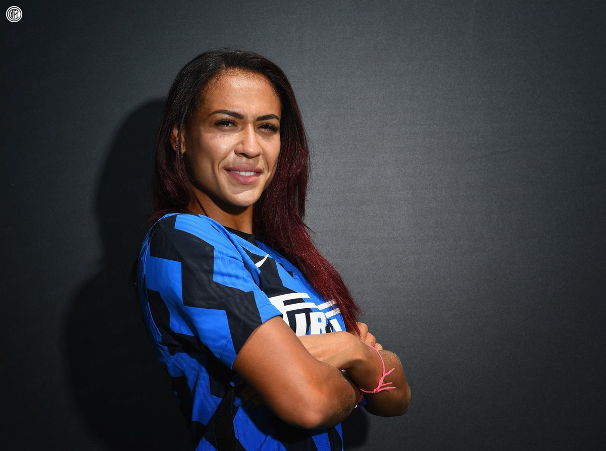 Inter_Women's tweet photo. 📸 | FOTO
Kathellen veste finalmente ⚫🔵
Anche voi non vedete l'ora di vederla in campo? 👇
#WelcomeKathellen #InterWomen https://t.co/WOpctdP3fo