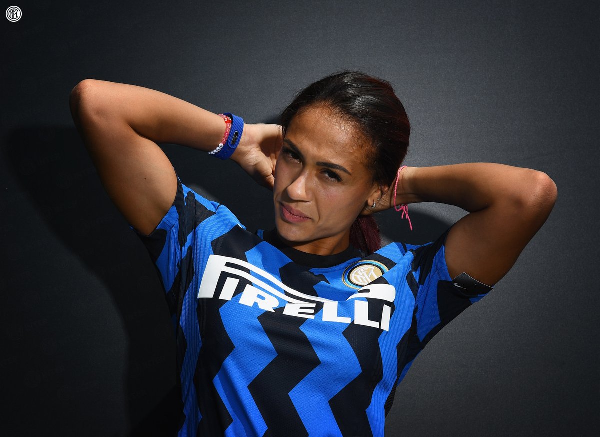 Inter_Women's tweet photo. 📸 | FOTO
Kathellen veste finalmente ⚫🔵
Anche voi non vedete l'ora di vederla in campo? 👇
#WelcomeKathellen #InterWomen https://t.co/WOpctdP3fo