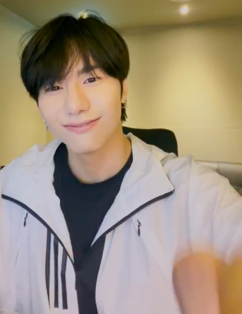 seungsik: it's been fun talking with you, i think i did the right thing in doing a vlive today! ^^ it's been raining a lot these days, it must be hard on many of you, so please be careful of the rain and take care! bye bye~