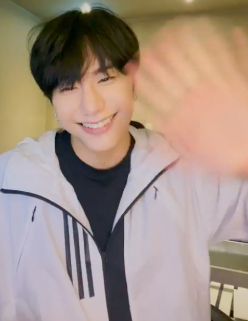 seungsik: it's been fun talking with you, i think i did the right thing in doing a vlive today! ^^ it's been raining a lot these days, it must be hard on many of you, so please be careful of the rain and take care! bye bye~