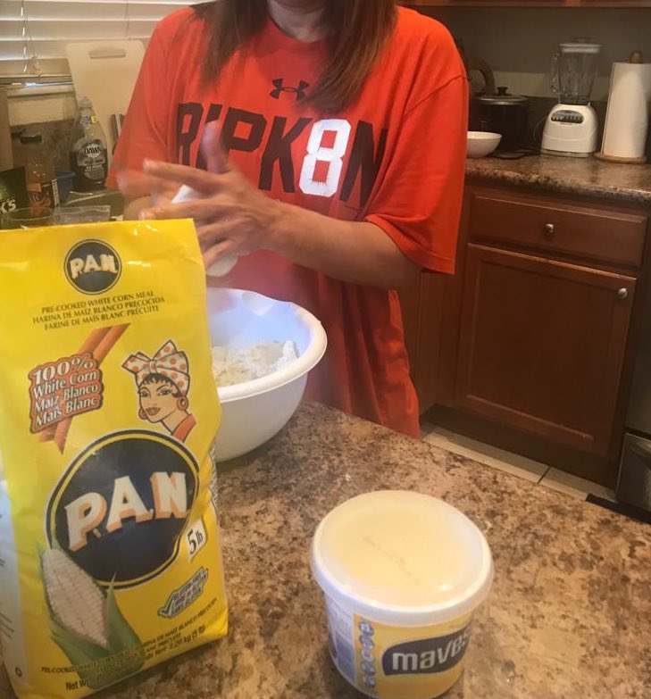porlagoma's tweet image. Haciendo arepitas, contenta por la barrida de los Orioles y el #arepapower de Renato Núñez #PANPower porque la arepa venezolana es PAN 😉