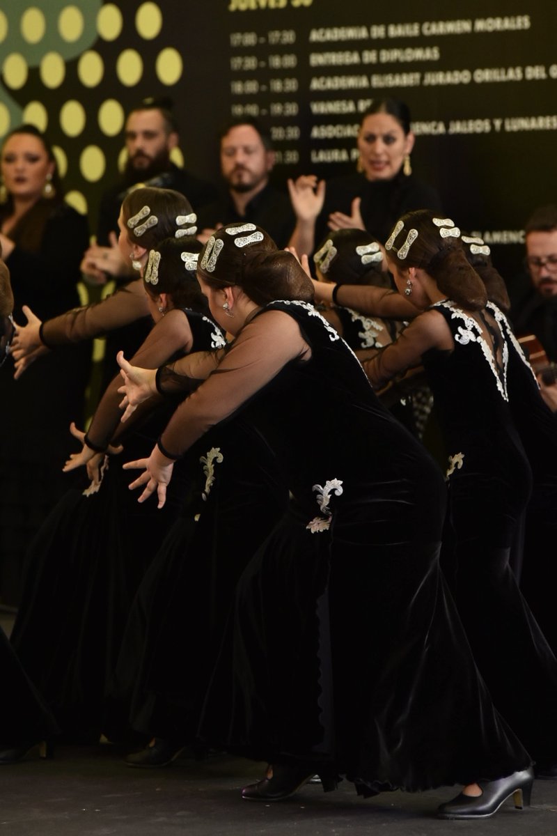 simofsevilla's tweet photo. 🎉 En #SIMOF le damos la bienvenida a agosto de la forma más flamenca posible.
💃 Con estos recuerdos de #SIMOFBaila tan fantásticos.
#ModaFlamenca #SiempreSIMOF #SIMOF2020 #Apoyalamodaflamenca #Andalucia https://t.co/PxH1kuIzhX