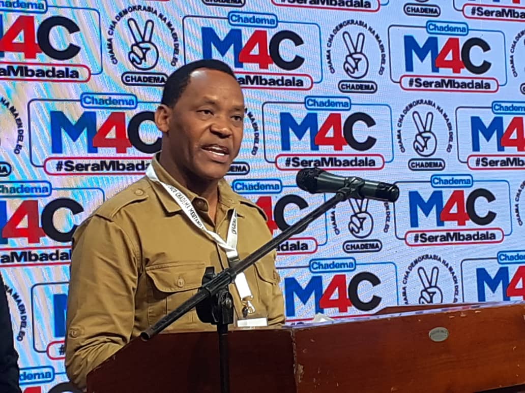 eastafricatv's tweet photo. #Uchaguzi2020 Mtia nia wa nafasi ya Urais kupitia @ChademaTz @LazaroNyalandu akiomba kura za kupitishwa kuwa mpeperusha Bendera wa nafasi hiyo hii leo Agosti 3, 2020, katika Mkutano wa Baraza Kuu la CHADEMA. https://t.co/R2YsCiTQpP