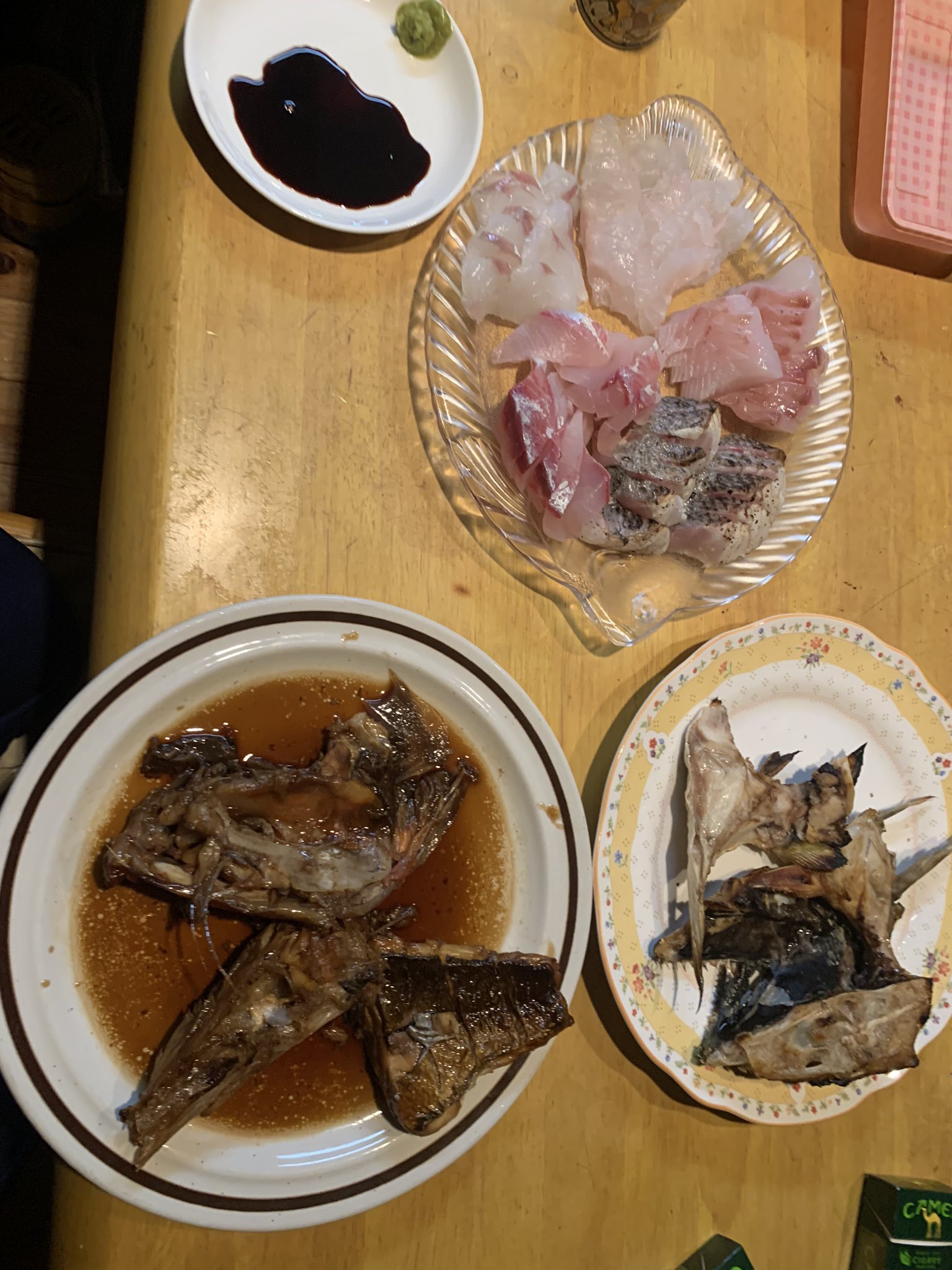 たける 昨日釣ったネリゴと貰った魚達 煮付けと塩焼き 何だかんだ言って刺身が1番旨い 面倒で盛り付け適当 笑笑 ネリゴ クロムツ アラカブ メダイ マゴチ あら炊き 塩焼き 5種盛り T Co E5owvsvr5z Twitter
