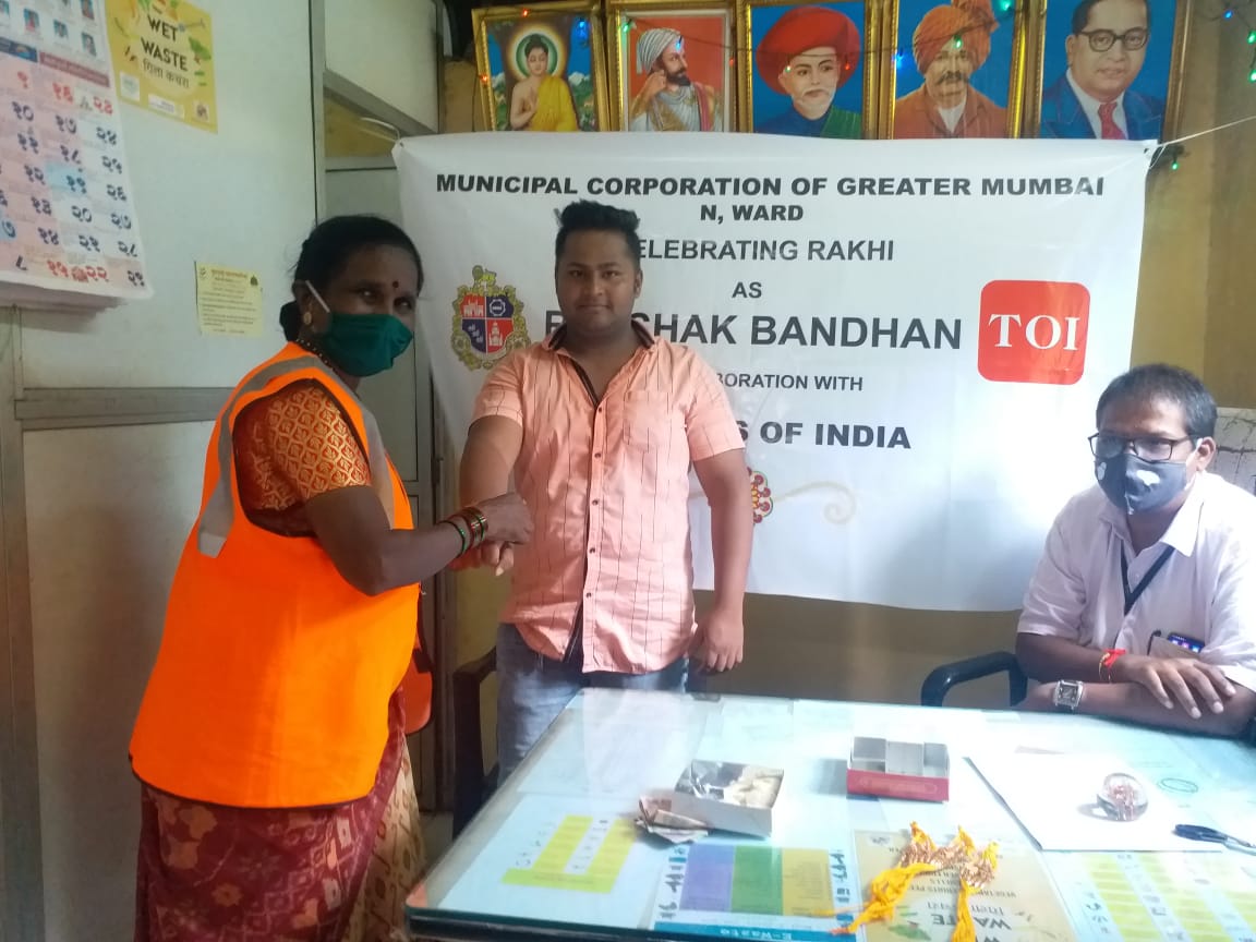 YogeshDicholkar's tweet photo. @mybmcWardN Rakshak bandhan Programme arrange by M.L. East Afternoon N ward chowky. https://t.co/HDfcqyjpvV
