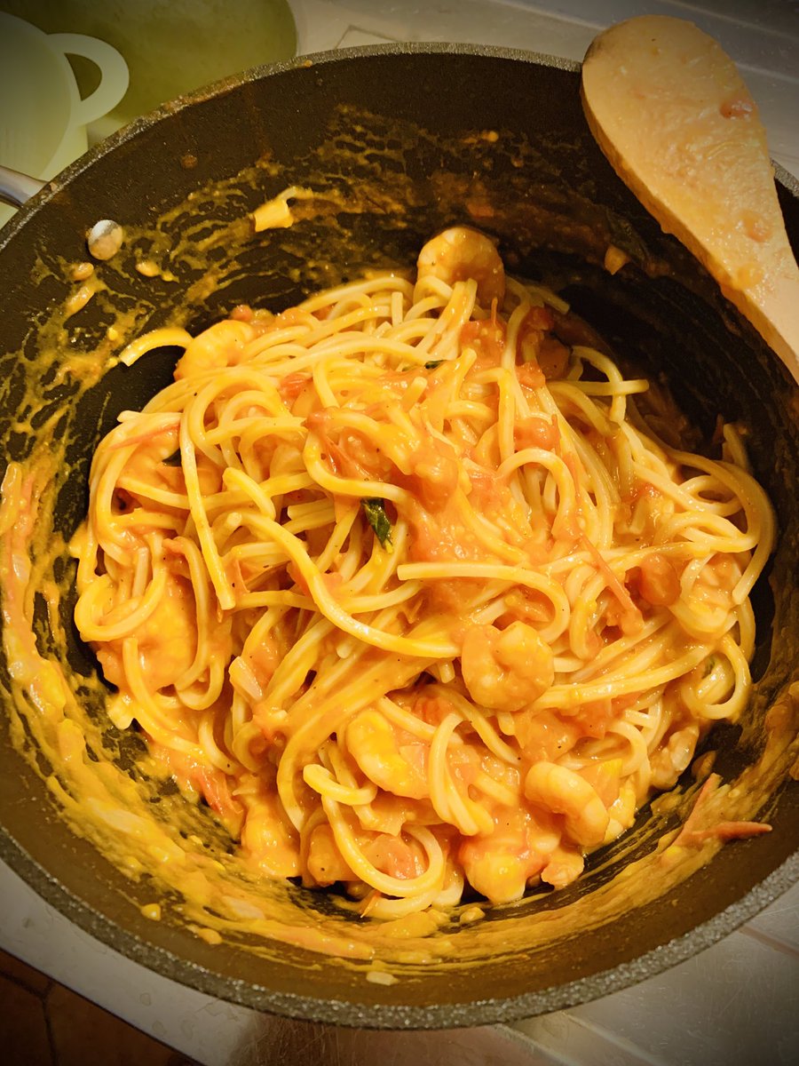 tssorcinelli's tweet photo. #Spaghetti alla chitarra (square spaghetti) with fresh tomato 🍅 #basil 🌿 and king #prawns 🦐🦐🦐 and they were #sensational and #FingerLickinGood 👌🏻👌🏻👌🏻 #Food #Fish #Lunch #Summer #SeasonOfYou #FreshFood #Cookinglikeapro #MondayMotivation #MondayMotivaton #QuarantineCooking https://t.co/5exZggHCgP