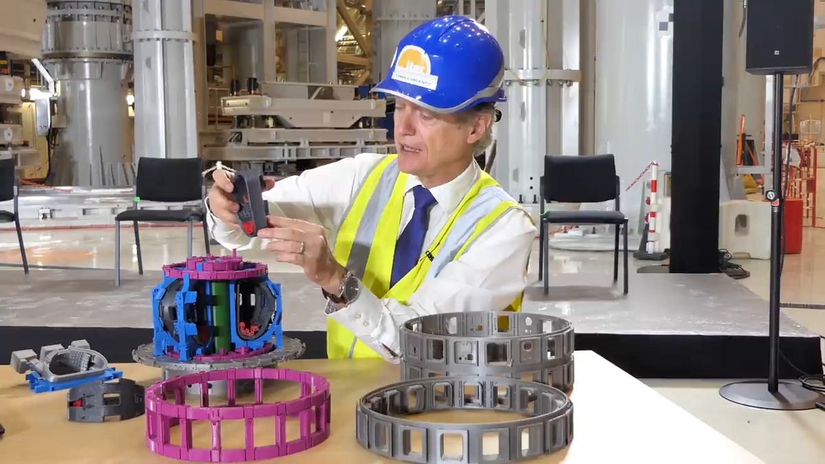 iterorg's tweet photo. Are you building your own #tokamak already? Here is #ITER's chief communicator @LabanCoblentz presenting the 1:100 model of the #fusiondevice put together using ITER CAD drawings. #ITERAssemblyStarts #WeAreITER
https://t.co/paODAz4DkR https://t.co/vpiU5IfXaR