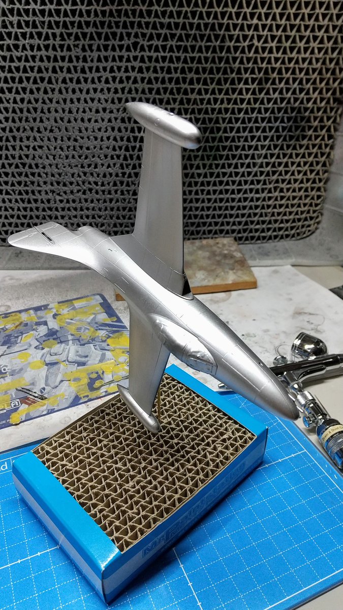 isa4408's tweet photo. #ハセガワ72
#F9F2
黒サフからのExシルバー
主翼前縁ほか必要なマスクしたら
グロスシーブルーだな。
今週中に終わるのか?
まぁ無理だなw https://t.co/uICKitoo2g