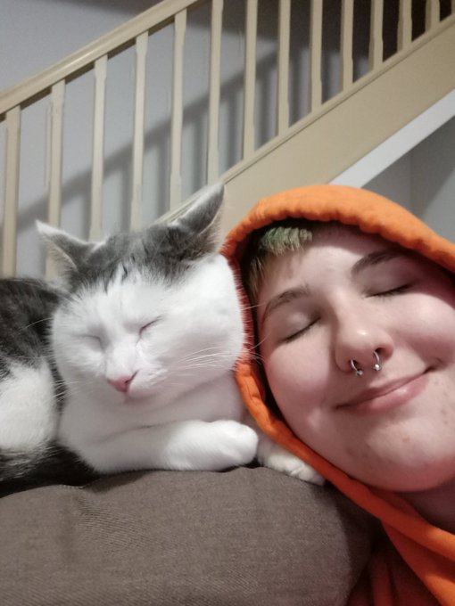 I love my cat https://t.co/NPYZWIPOZ0