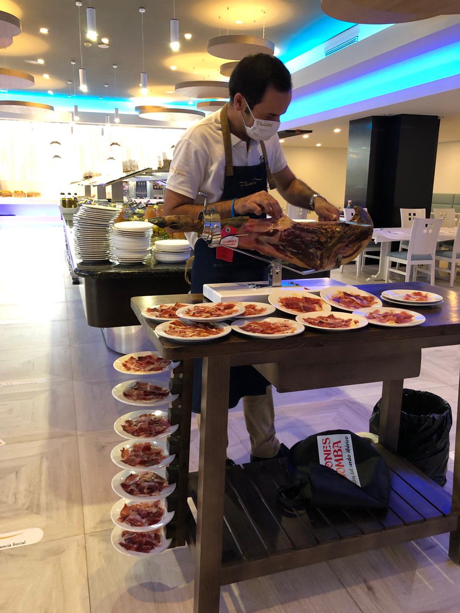 Estamos en #Huelva, ¿cómo no iban a disfrutar de un buen plato de #jamón nuestros huéspedes? 

Damos la bienvenida a agosto con sabores únicos en #HotelFlamero 😋