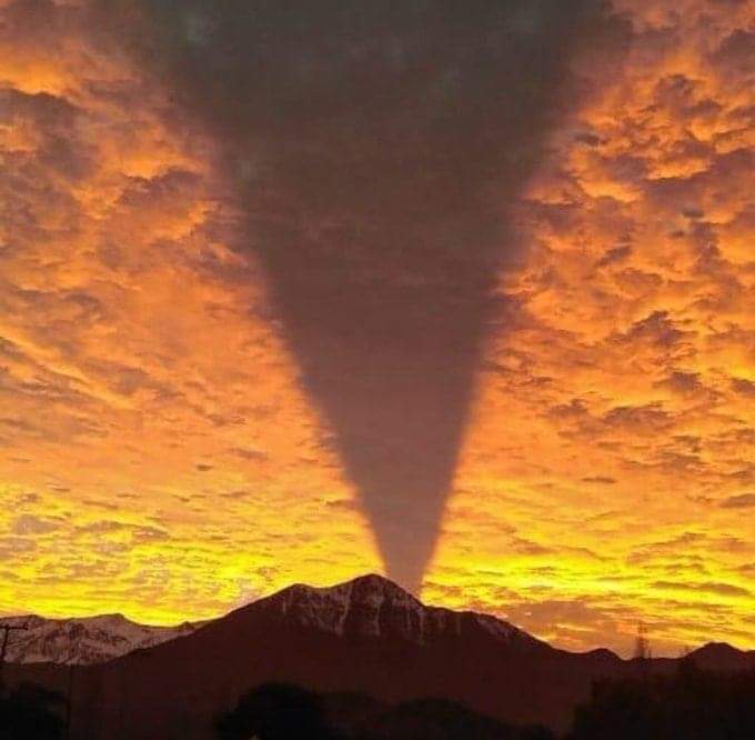 cleporati's tweet photo. ¡Buenos días! 
Por esta época, durante los amaneceres, se proyecta en el cielo la sombra del monte Aconcagua ( 6.962 m ) 
#FelizLunes 🙂

Imagen derecha: la sombra del Aconcagua desde Valparaíso, a principios del siglo XX.
Foto extrema derecha: Davinchu, desde Caleu. https://t.co/WB7yZDzwcQ