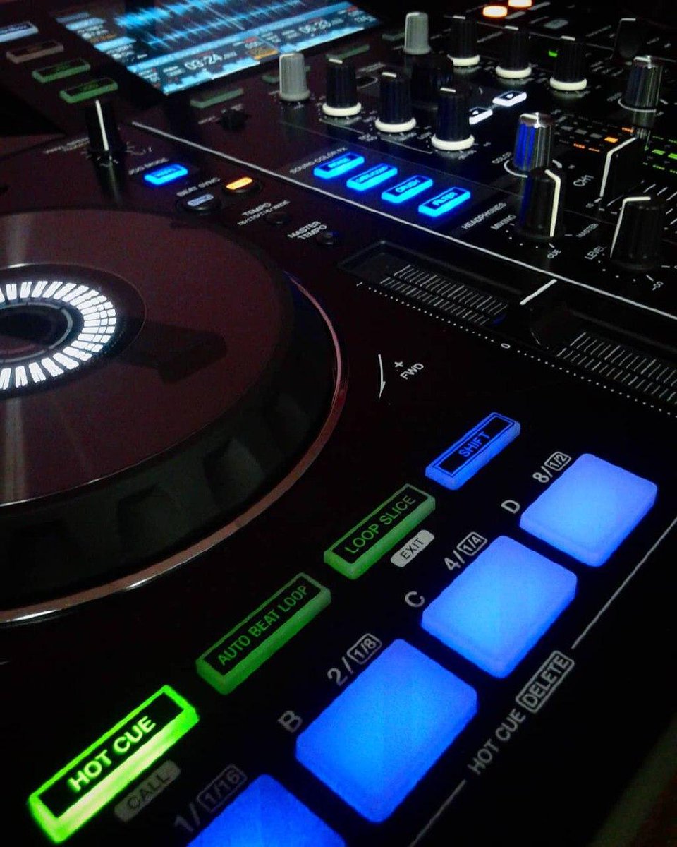 DJGeralda's tweet photo. Игривое настроение!😜
Beat или не beat?🔊🤩🎶Вот в чём вопрос!!

#djgeralda #dj #geralda #techno #technodiva #edm #technomusic #technodj #pioneer #music #mixing #sound #djing #djlive #djlife #musiclife #djane #djette #femmedj #femaledj #djgirl #musiconline #onlinemusic #pioneerdj https://t.co/9maq7aop5c