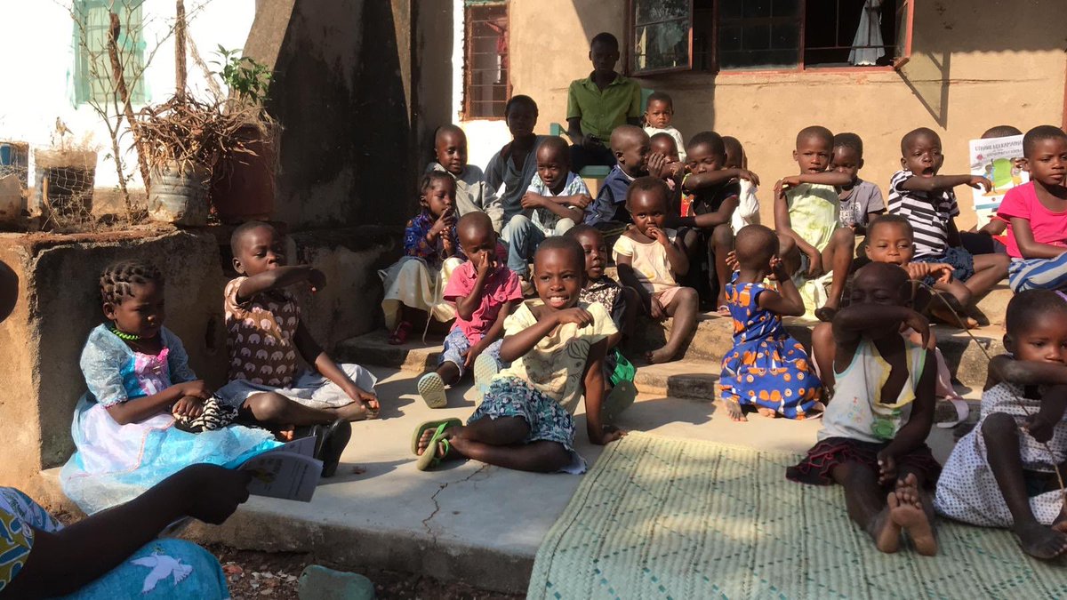 aishaandfriends's tweet image. Learning to cough in your elbow! 💪 With our booklet ‘Aisha and Moses strong against Coronavirus!’ Free download on aishaandfriends.com/projects. Thanks to @flojamalawi #Covid_19 #education #children #Malawi #aishaandfriends