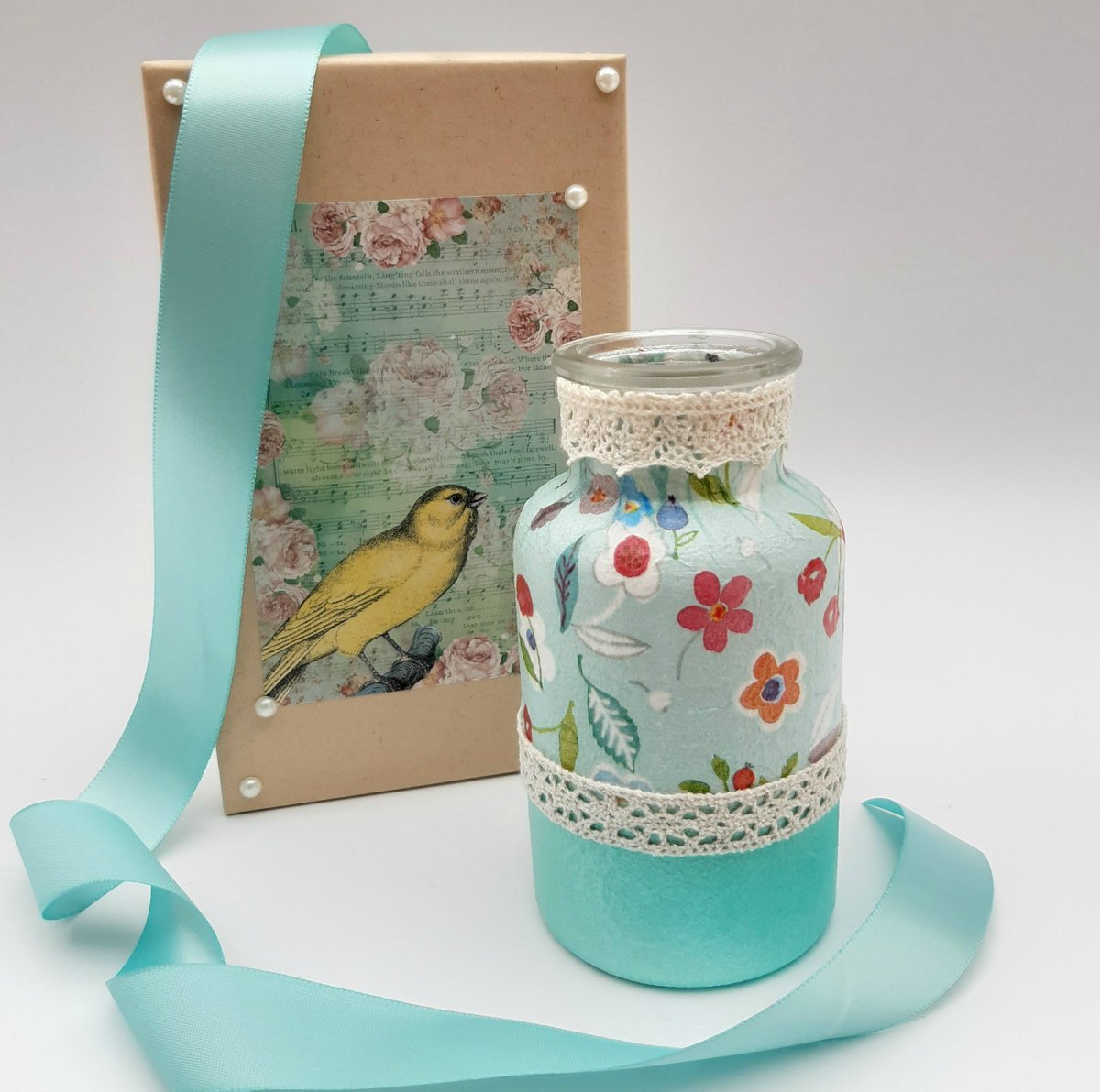 This beautiful Bright Flowers Turquoise Posy Vase. Comes Gift Boxed by @Adiencrafts   thebritishcrafthouse.co.uk/product/bright…  
#tbch #tbchboosters #newontbch