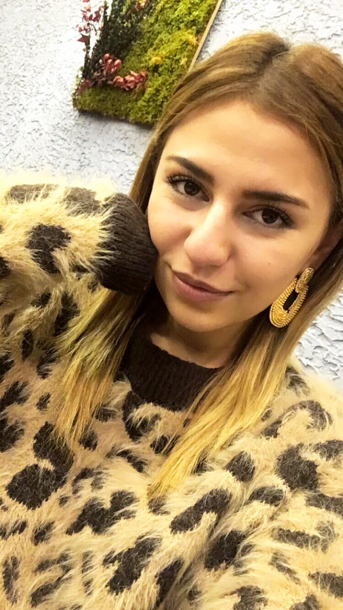 cerenbuldurr's tweet photo. 3 kız kardeş olmak nasıl mı bir şey? https://t.co/Lfjmk6Dvki