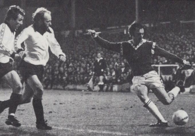LCFCprogs's tweet photo. #NameThatFox 🦊

Two former Foxes here, either side of Archie Gemmill, one a loanee. But who are they?

#LCFC #LeicesterCity #DCFC #DerbyCounty https://t.co/EljINay7DY
