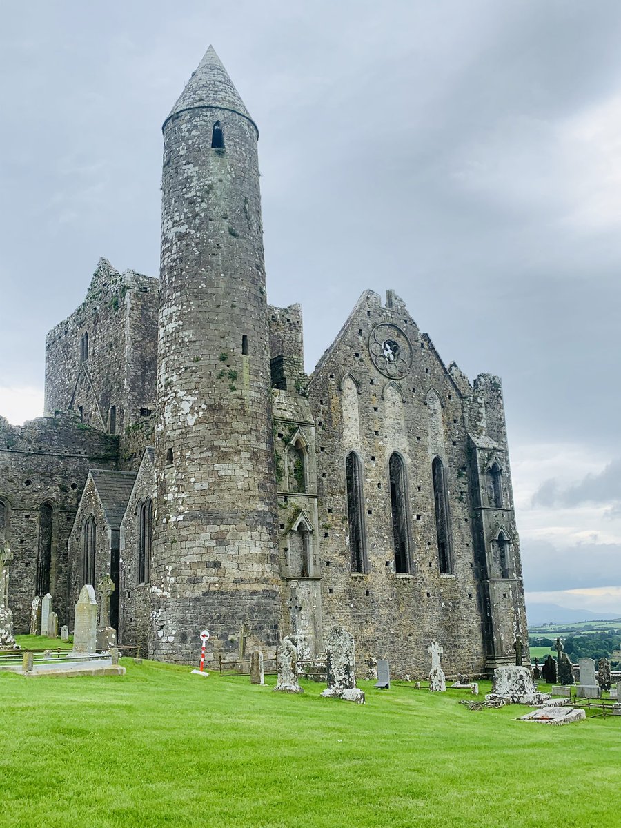 ccomerford27's tweet image. A short hop down the M7 to some lovely sights with some lovely people! 🌤🌳

 #triptotipp #devilsbit #holycross #rockofcashel #hiddengems #roadtripswithfriends #Staycation2020