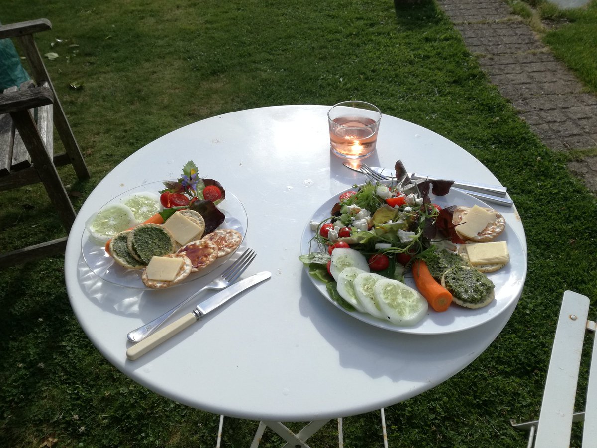 #Slummymummy cracker 'dinner' somewhat elevated by my delicious veg box from #Soulfarm. It's honestly the best salad I have ever tasted &amp; within walking distance from my house #KeepItLocal