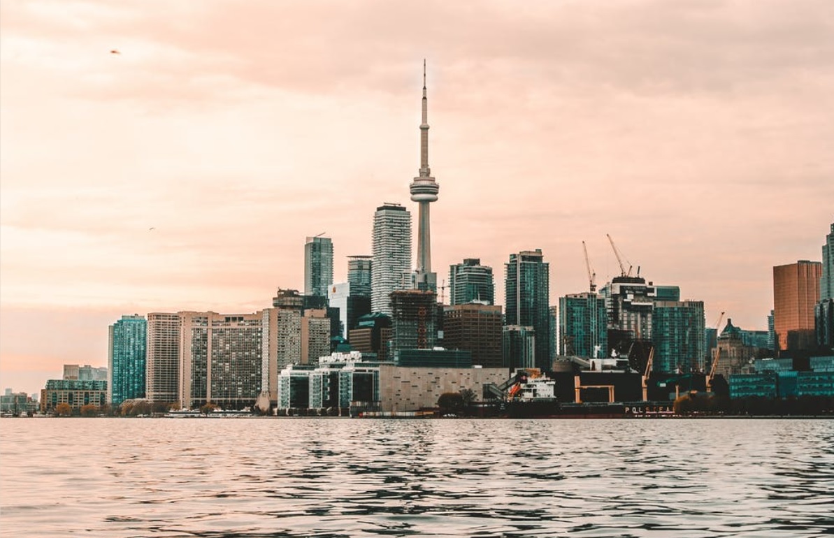 Hope everyone is having a Great 👍🏼 #CivicDay Long Weekend! We'll see a Sun/Cloud 🌤️ Mix today with a 60% chance of Thunderstorms ⛈️ this afternoon and High of 25°C. Have a Marvelous Monday #Toronto! 💙