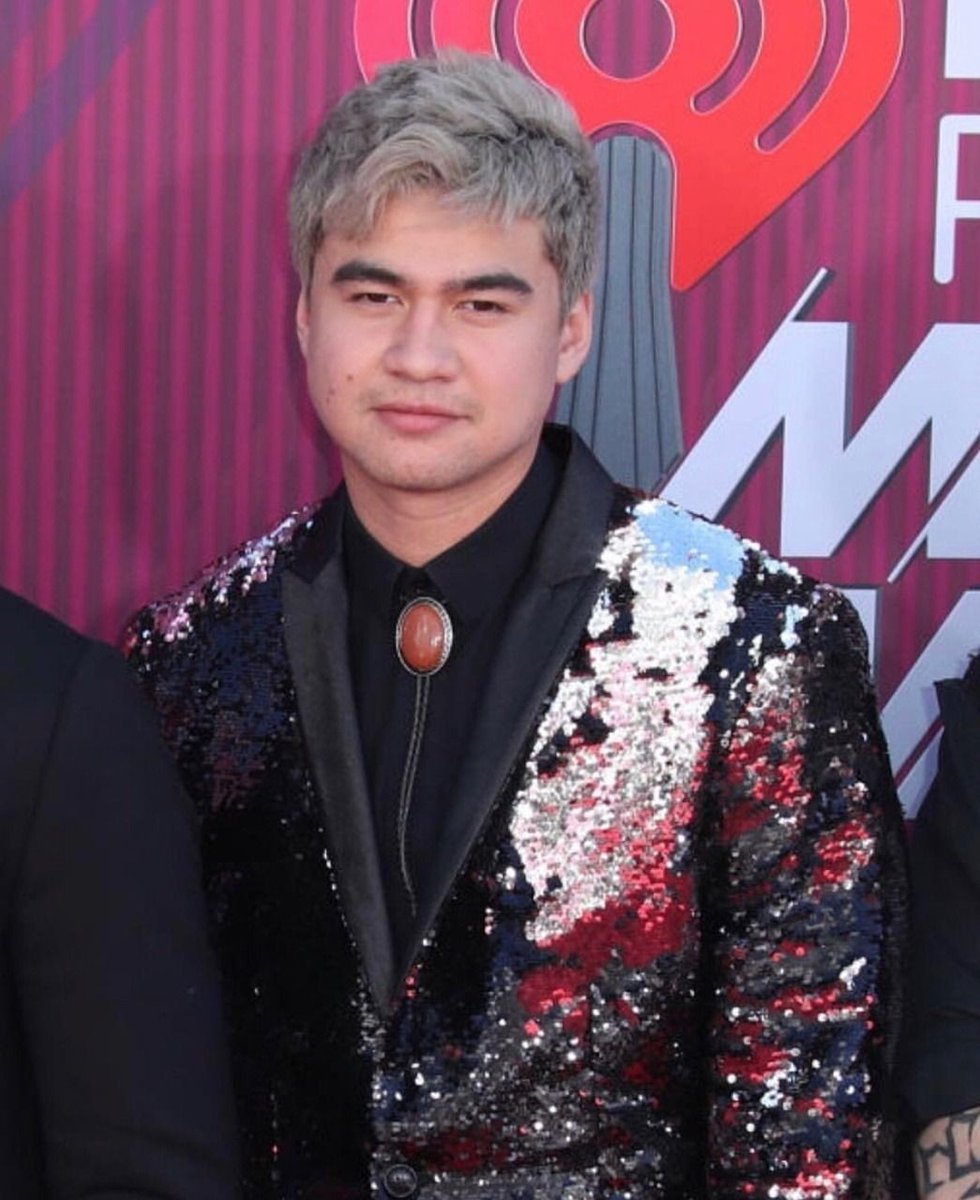 idk which one that& #39;s gonna impress me the most, the gowns or 5sos but let& #39;s go!