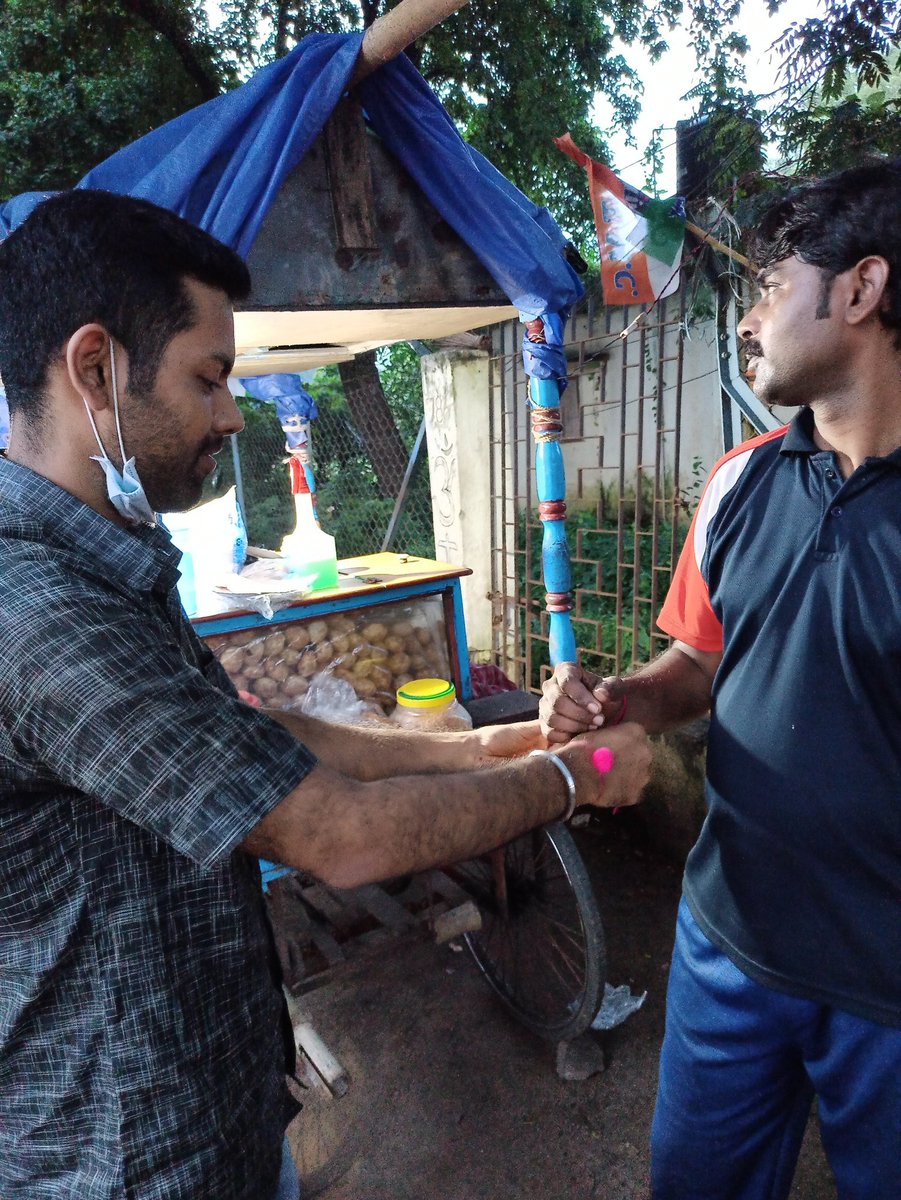 ABVPVB's tweet photo. এবিভিপি বিশ্বভারতী এবং বোলপুর ইউনিটের পক্ষ থেকে এলাকার সাধারণ মানুষদের রাখি পরিয়ে রাখি পূর্ণিমা পালন করা হল।
#ABVPBolpur
#ABVPVB
#ABVPBirbhum https://t.co/WmNut6VWsV