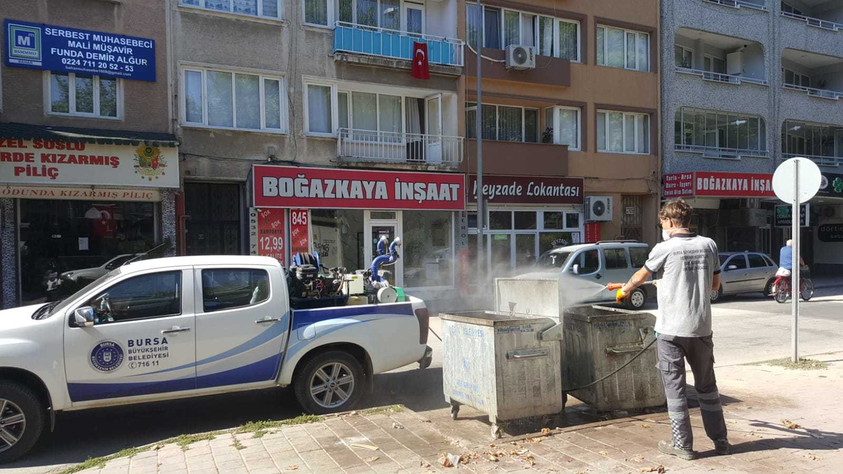 bursabuyuksehir's tweet photo. Bursa Büyükşehir Belediyesi, Kurban Bayramı boyunca vatandaşların ibadetlerini güvenli ve hijyenik ortamlarda yapabilmesi için 17 ilçede toplam 225 kişilik ekiple kurban atıklarının toplanması, bertarafı ve ilaçlanması noktasında çalışmalarını sürdürüyor.👉https://t.co/NN1ZZw6dwp https://t.co/qN3FBX5wEi