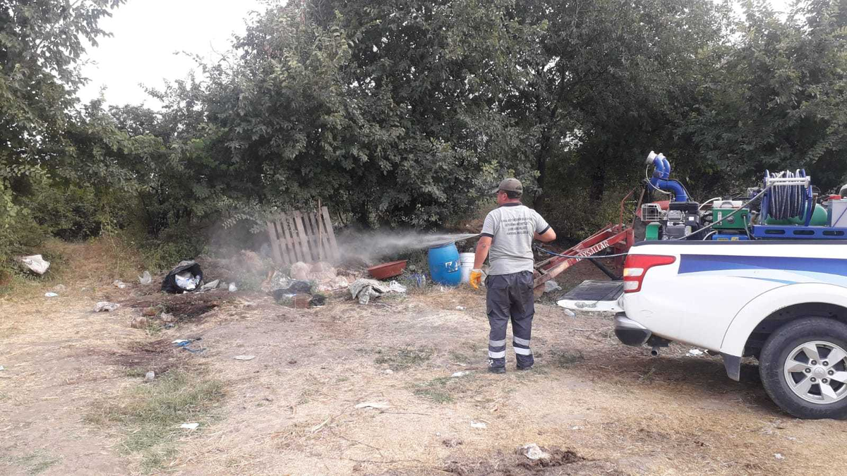 bursabuyuksehir's tweet photo. Bursa Büyükşehir Belediyesi, Kurban Bayramı boyunca vatandaşların ibadetlerini güvenli ve hijyenik ortamlarda yapabilmesi için 17 ilçede toplam 225 kişilik ekiple kurban atıklarının toplanması, bertarafı ve ilaçlanması noktasında çalışmalarını sürdürüyor.👉https://t.co/NN1ZZw6dwp https://t.co/qN3FBX5wEi