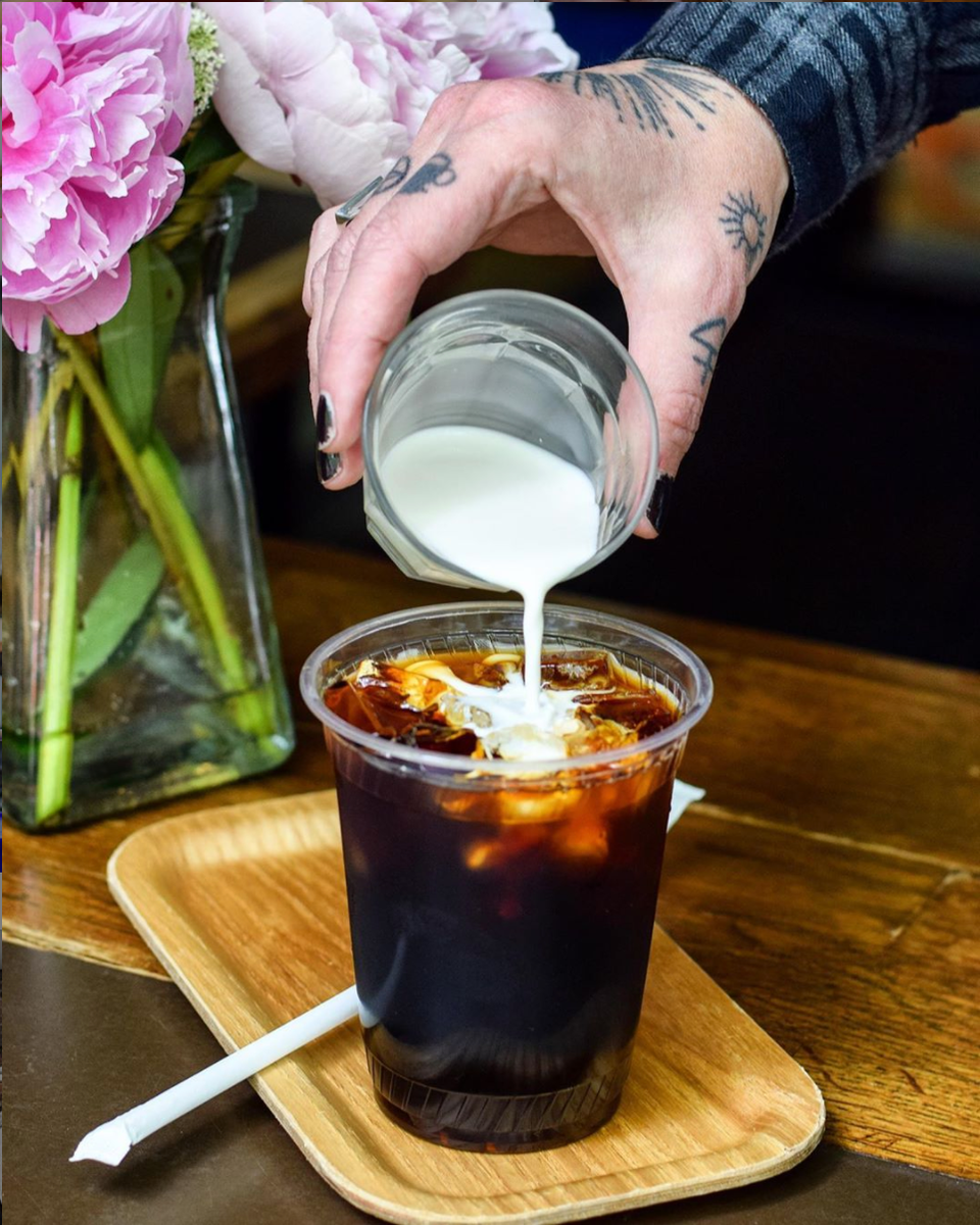 GreenPaperProd's tweet photo. Good Morning!! ☕️ Is your iced coffee being served in a #compostablecup ??
Did you know the estimated number of #singleuse ☕️ #coffeecups used in the 🇺🇸 US every year is around 25 BILLION!? 👀🤯Please choose #compostablecontainters for hot and iced coffee! https://t.co/1erfBhyqar
