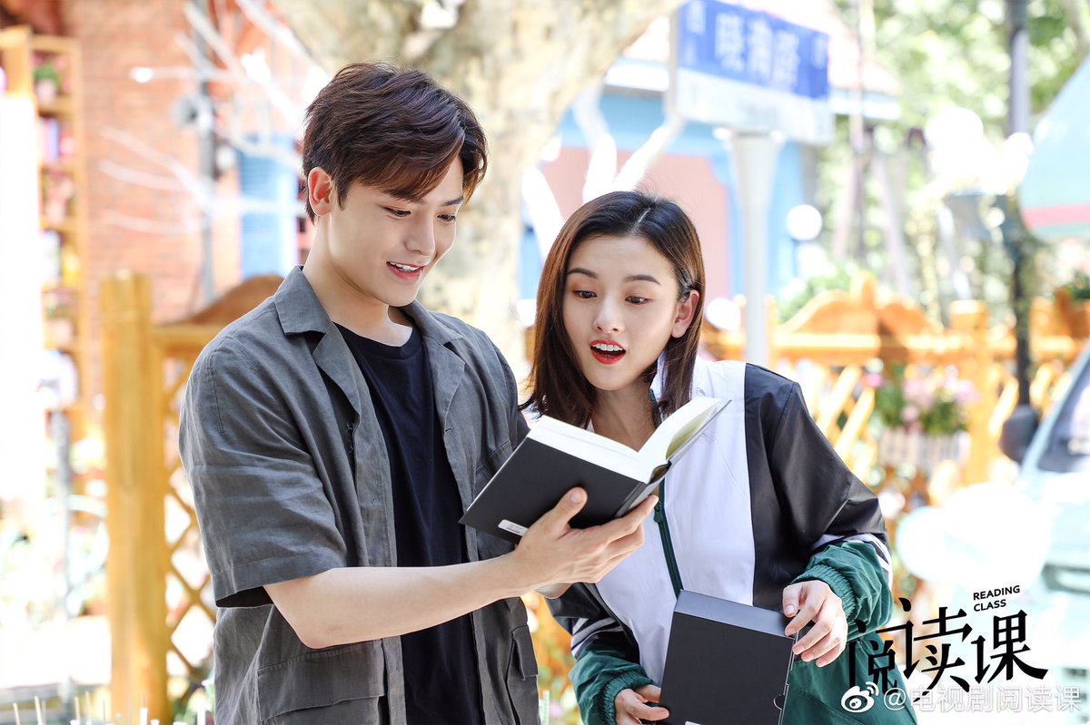 dramapotatoe's tweet image. The currently filming modern romance #ReadingClass shares new pics of #HouMinghao and #SongZuer as they celebrate Hou Minghao’s birthday On set  

#阅读课