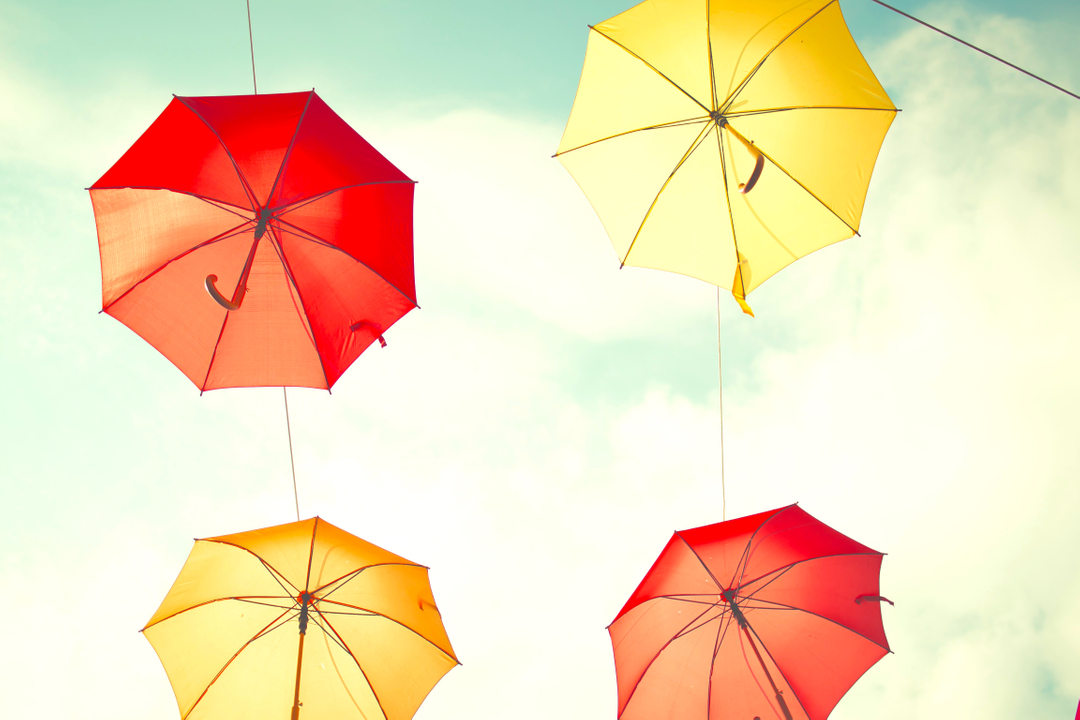 Clear skies... ish? 🌈 Sounds like spritz o’clock... #spritzoclock
.
.
.
#umbrella #yellow #reddish #orange #umbrellas #alcoholfree #natural #bitterorange #rosemary #london #clearsky #summermood