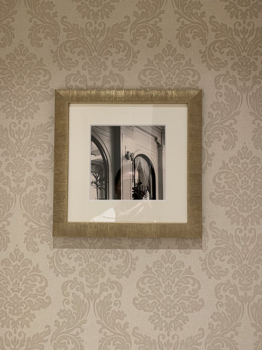 ぽこ 宝塚ホテルのお部屋のお手洗い この壁紙 すごくかわいい ローラアシュレイかな グレーとホワイトで素敵なインテリア