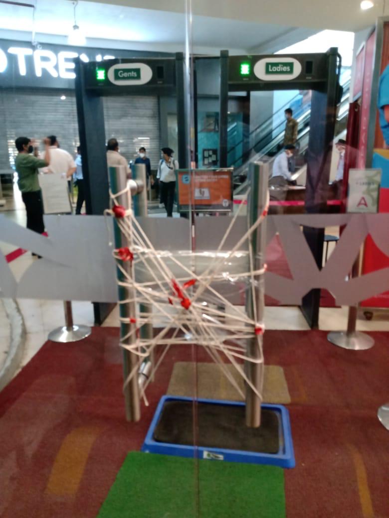 harshoza03's tweet photo. Amdavad One Mall at Vastrapur vacated and sealed by AMC for non-compliance of Pandemic rules.
#amc #onemall #aymedabad https://t.co/PJBpByIGk0