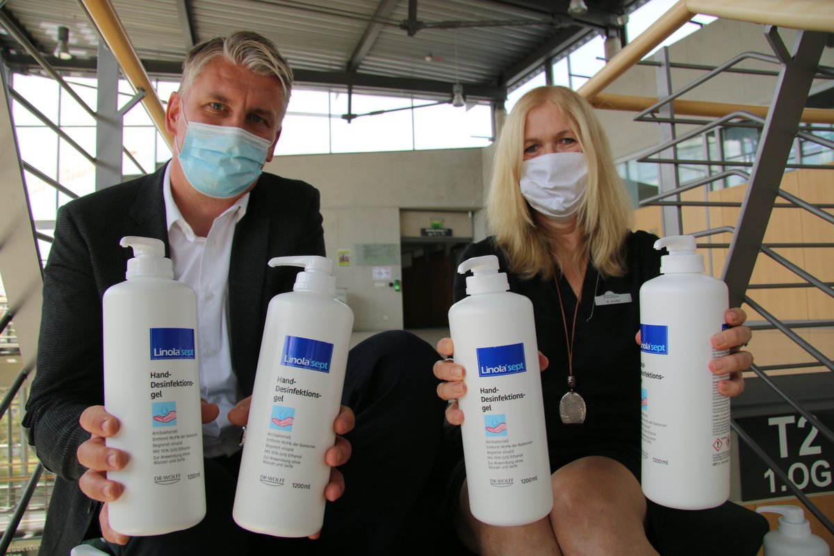 KreisGuetersloh's tweet photo. Kartonweise 1,2-Liter-Flaschen Hausdesinfektionsmittel, das auch gegen Corona-Viren wirkt, hat die Bielefelder Firma #Dr.Wolff dem #KreisGütersloh gespendet. Das Mittel ist für alle Kindertagesstätten und Kinder-Tagespflegestellen gedacht und wird kreisweit verteilt. (bebe) https://t.co/dyoGlAUSWV
