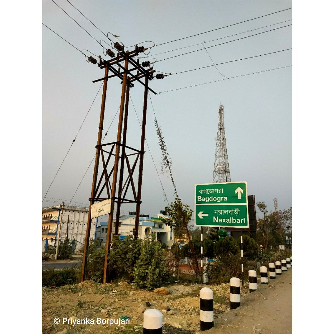 Turn Left, and it's the legacy of peasant armed resistance.North takes you to flights of alternate reality: that's where the airport is.Geni, West Bengal.Counting ironies with  @PaulSalopek on the  @outofedenwalk in 2019. #EdenWalk  #slowjournalism