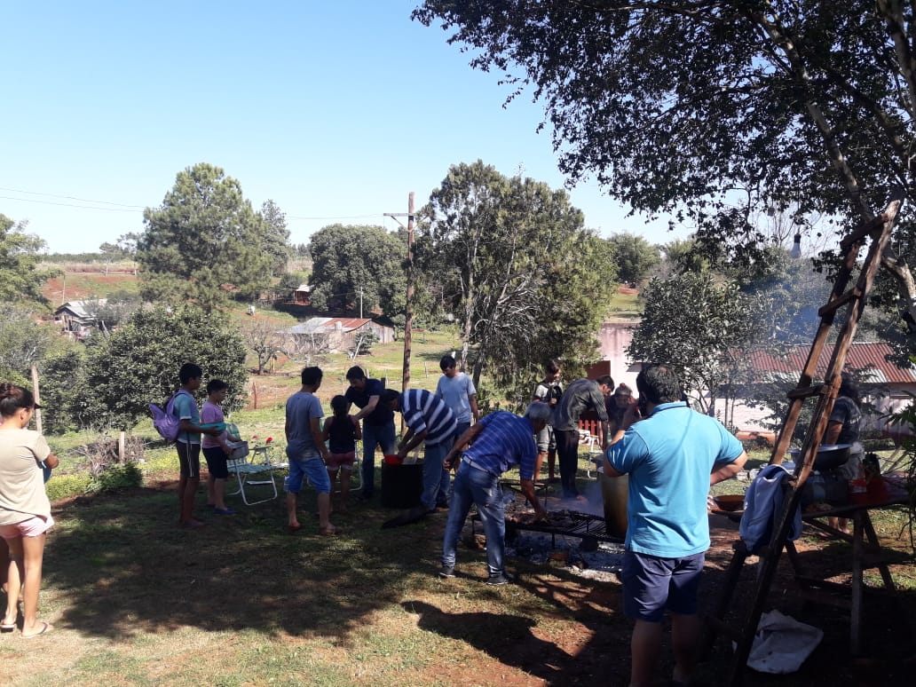 upctes's tweet photo. #corrientessomostodos #UnionPopularCrece Como todos los domingos Lito Almiron  y el equipo de UP_SAN CARLOS compartió un locro solidario, este finde en el Barrio Malvinas  Argentinas, familia Vera. https://t.co/KfEThrJbmU