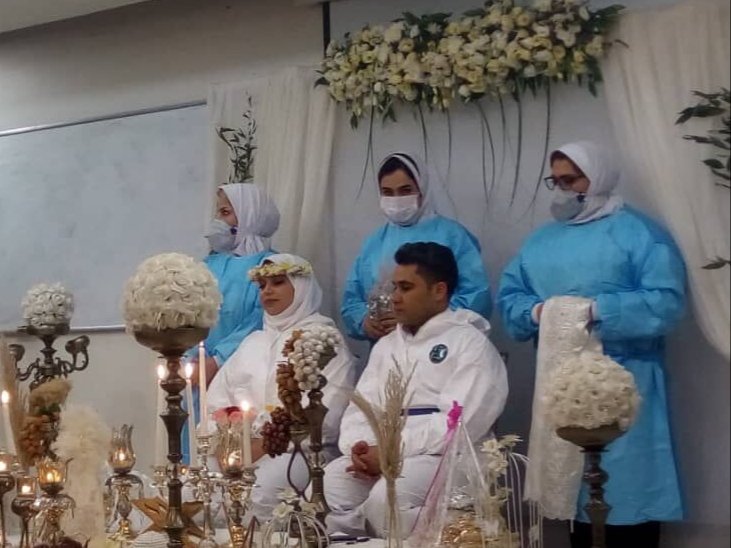 چه دامادی، چه عروسی!
سامان دارابی و سپیده نادری ۲نفر از پرستاران فعال در بخش ویژه خدمات کرونای بیمارستان امیرالمومنین اهواز که ۴۰هزار بیمار مشکوک را پذیرش کرده بود پس از خروج این بیمارستان از چرخه ارایه خدمات درمانی به بیماران کرونا، زندگی مشترک زناشویی خود را شروع کردند.
مبارک!