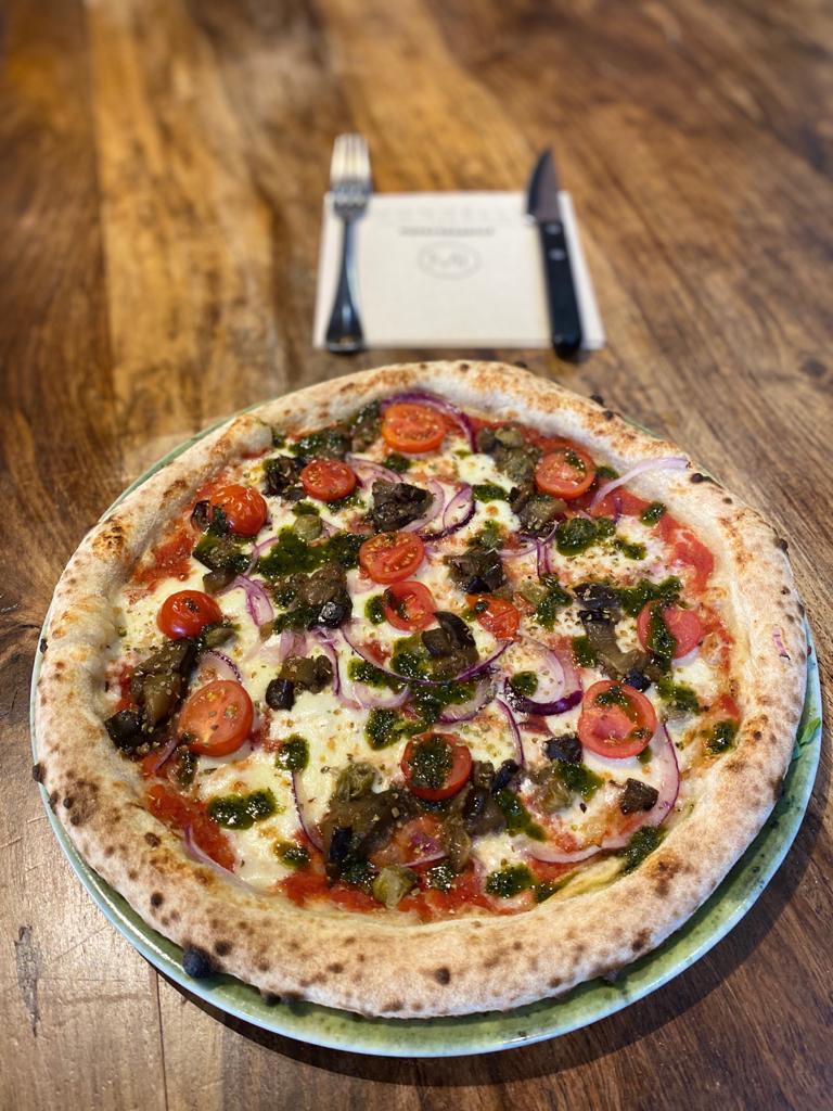 [PIZZA DU MOIS]
Jusqu'au 31 août découvrez notre nouvelle pizza du mois : LA FAVOLA !

Sauce tomate, mozzarella FDL, oignons rouges, aubergines rôties, câpres, sauce basilic maison.

Buon appetito 🍴