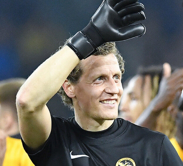 22 Jahre dem <a href="/BSC_YB/">BSC YOUNG BOYS</a> verbunden. Immer hingestanden in den dunklen Momenten des Vereins. War sich nicht zu schade in die zweite Reihe zu rücken, junge Goalies zu supporten. Nationalspieler. Dreimaliger Schweizer Meister. Klublegende.

Gniess di letscht Match, Merci für aues, Wouf!