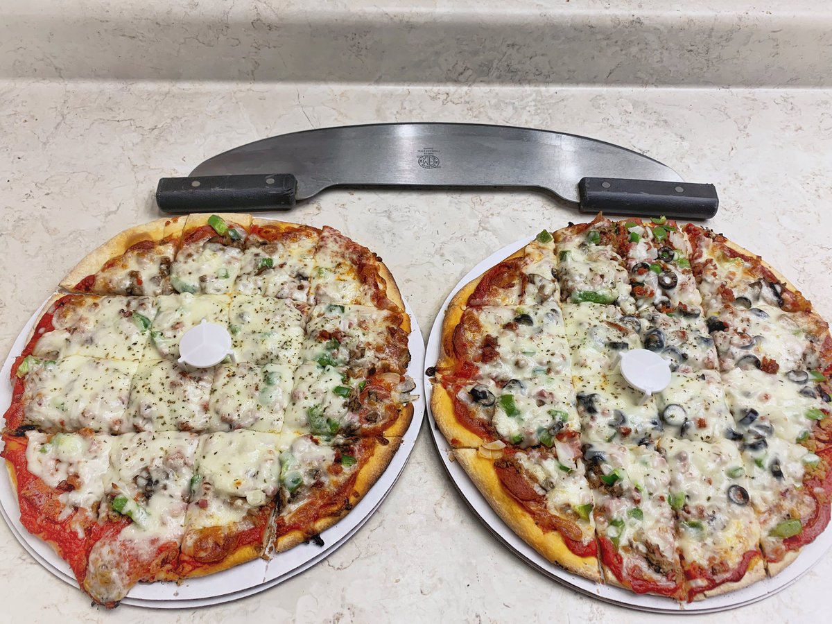 UKnowPizza's tweet image. Start the week off right with some U-Know Pizza!! ❤️

Our special for lunch today is our delicious lasagna, but you’re more than welcome to have anything off the regular menu! 😄

Pizzas, sandwiches, salads and more!! 🍕🥖🥗