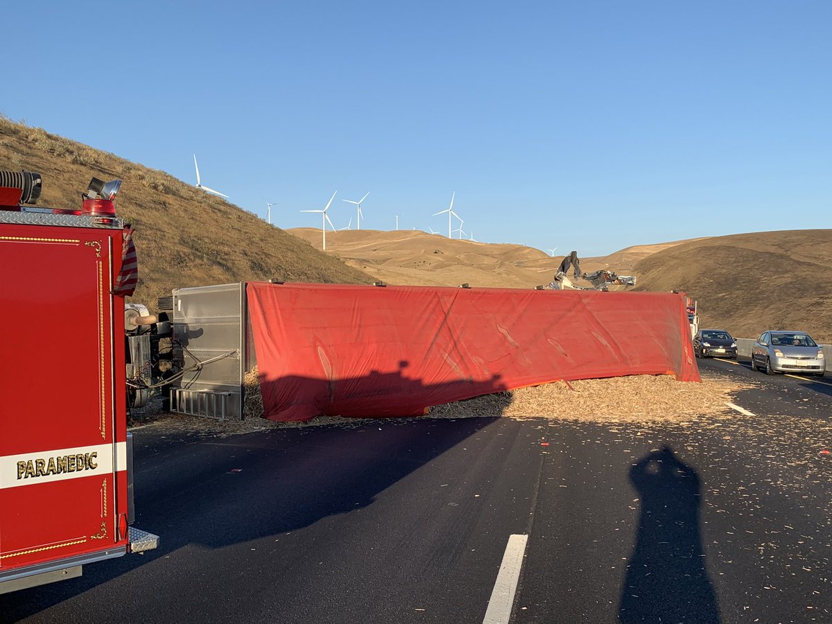 AlamedaCoFire's tweet photo. This morning, ACFD is at a non-injury Traffic collision at East Bound 580, just West of Grantline in the Altamont. The big rig is blocking the number of 2-4 lanes. The number 1 lane is currently open for traffic, and crews are waiting on 2 heavy wreckers to clear the scene https://t.co/MZabyfEwiU