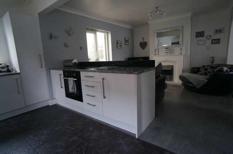 castledwellings's tweet photo. 🏠For Sale: Warren Avenue, #Knottingley 

Situated in one of the most sought after locations within the Town, this mature three bedroom semi detached house has been brought up to date with a modern layout...

🌍https://t.co/tKGGc8rxy8 #EstateAgents #Property #ForSale #House https://t.co/JwlAWIhFpv