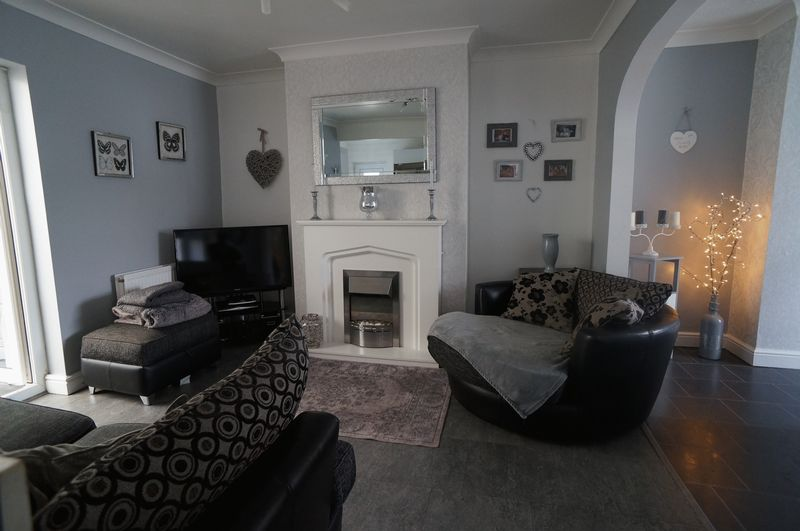 castledwellings's tweet photo. 🏠For Sale: Warren Avenue, #Knottingley 

Situated in one of the most sought after locations within the Town, this mature three bedroom semi detached house has been brought up to date with a modern layout...

🌍https://t.co/tKGGc8rxy8 #EstateAgents #Property #ForSale #House https://t.co/JwlAWIhFpv