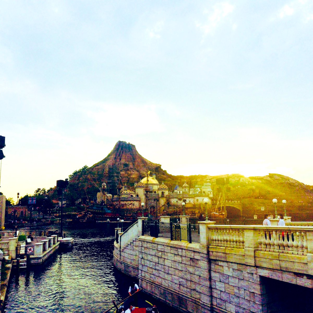 あいあい 最近のinspicちゃん 雨のち晴れで地面の木漏れ日がキラキラしていたり ディズニーとの相性がいいなぁと感じたり 西武の屋上庭園の存在を初めて知ったり 梅雨明け どんな写真が撮れるかな Inspic